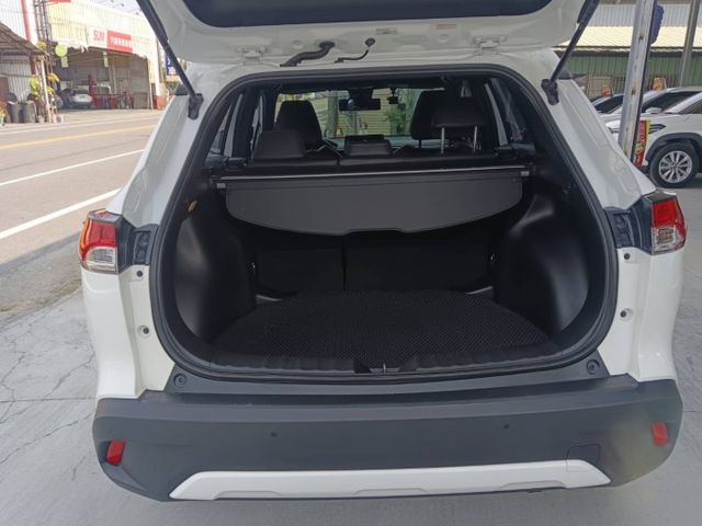 ✔TOYOTA COROLLA CROSS 2022 ✔白色 ✔1800cc ✔手自排✔休旅車✔SUM 認證✔實價  第13張相片