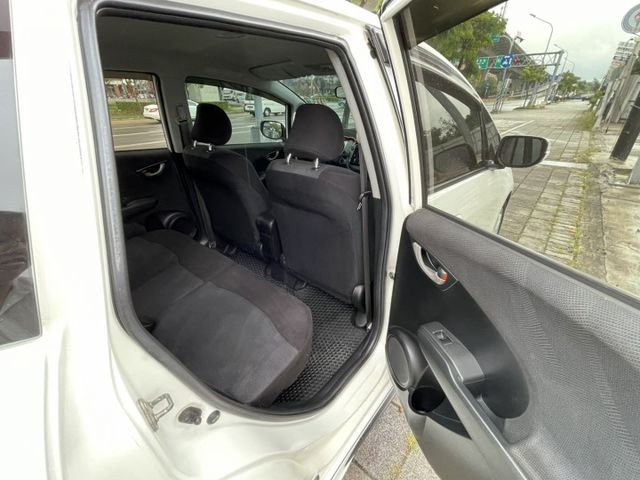 代步優質小車 改裝-空力套件 無限尾翼 重低音響 降低車身  第11張相片