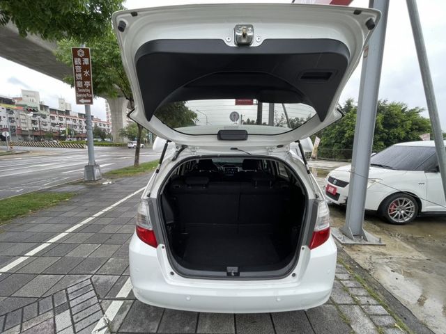 代步優質小車 改裝-空力套件 無限尾翼 重低音響 降低車身  第13張相片