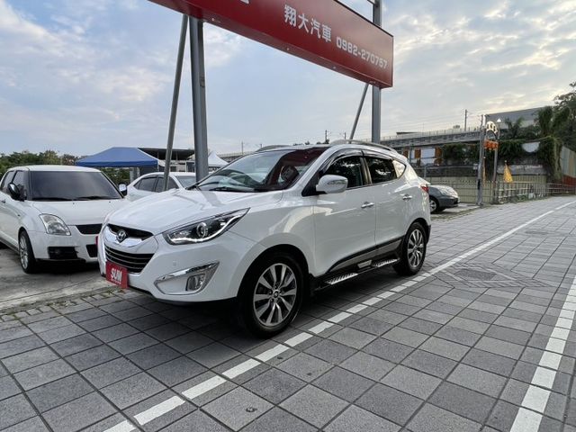 12年  IX35 白色系  2.4  四輪傳動  頂配 車頂行李架   全景天窗  市場稀有!!  第1張相片