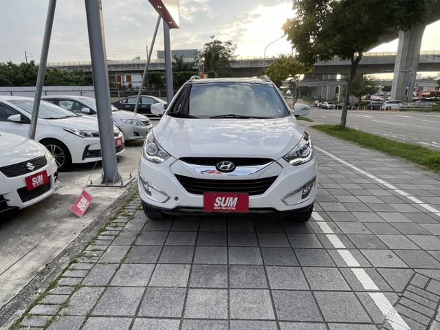 12年  IX35 白色系  2.4  四輪傳動  頂配 車頂行李架   全景天窗  市場稀有!!  第2張相片