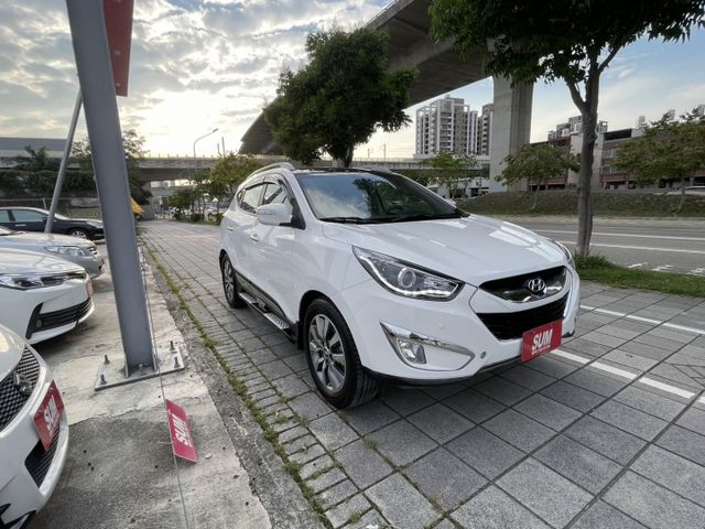 12年  IX35 白色系  2.4  四輪傳動  頂配 車頂行李架   全景天窗  市場稀有!!  第3張相片