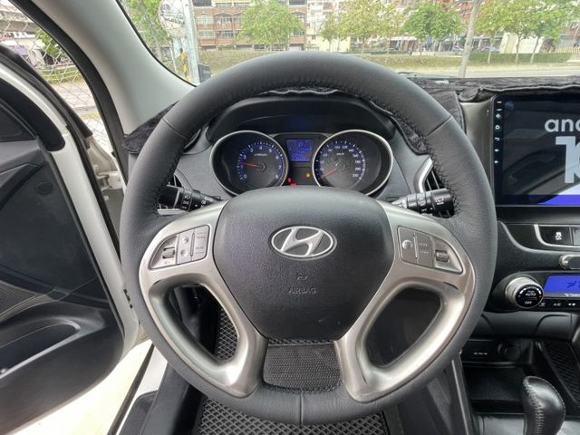 12年  IX35 白色系  2.4  四輪傳動  頂配 車頂行李架   全景天窗  市場稀有!!  第4張相片