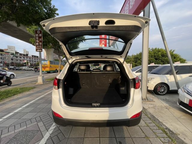 12年  IX35 白色系  2.4  四輪傳動  頂配 車頂行李架   全景天窗  市場稀有!!  第13張相片