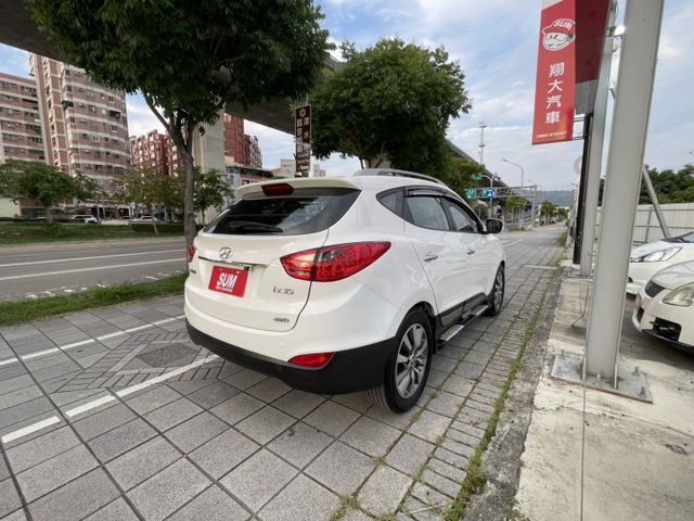 12年  IX35 白色系  2.4  四輪傳動  頂配 車頂行李架   全景天窗  市場稀有!!  第14張相片