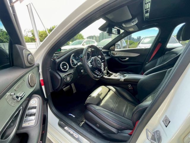 總代理 空力套件 換檔撥片 電動天窗 電動椅  全車環景 數位儀錶板 自動大燈 電動尾門 賽車椅  BSM/盲點偵測系統  第8張相片