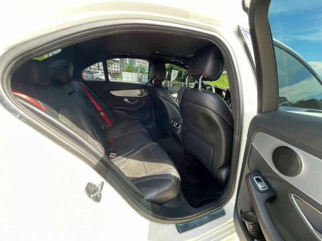 總代理 空力套件 換檔撥片 電動天窗 電動椅  全車環景 數位儀錶板 自動大燈 電動尾門 賽車椅  BSM/盲點偵測系統  第11張相片