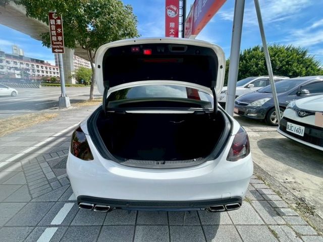 總代理 空力套件 換檔撥片 電動天窗 電動椅  全車環景 數位儀錶板 自動大燈 電動尾門 賽車椅  BSM/盲點偵測系統  第13張相片