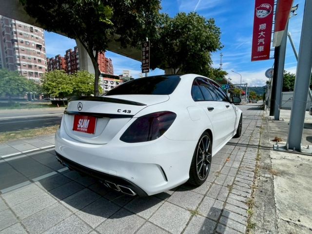 總代理 空力套件 換檔撥片 電動天窗 電動椅  全車環景 數位儀錶板 自動大燈 電動尾門 賽車椅  BSM/盲點偵測系統  第14張相片