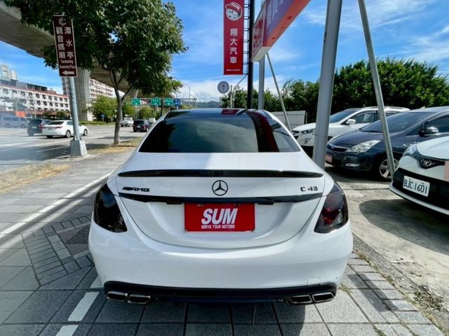 總代理 空力套件 換檔撥片 電動天窗 電動椅  全車環景 數位儀錶板 自動大燈 電動尾門 賽車椅  BSM/盲點偵測系統  第15張相片