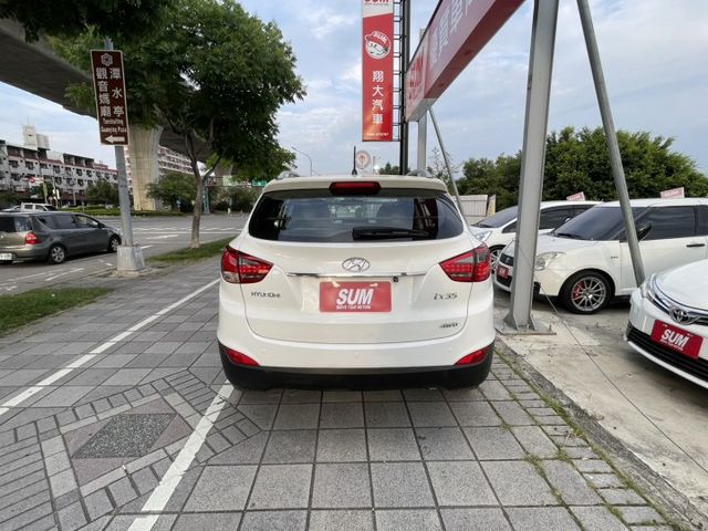 12年  IX35 白色系  2.4  四輪傳動  頂配 車頂行李架   全景天窗  市場稀有!!  第15張相片