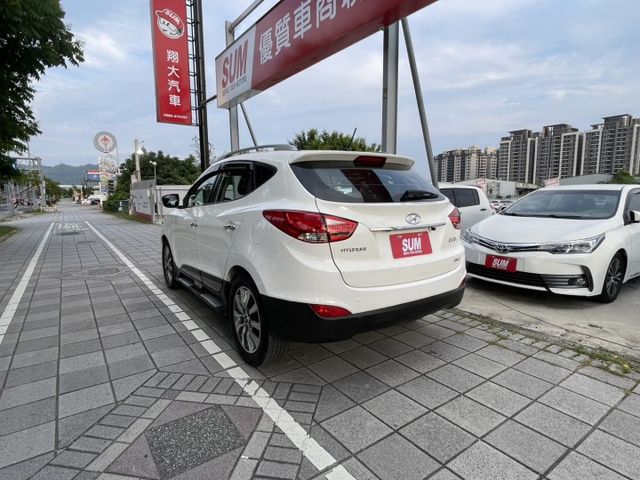 12年  IX35 白色系  2.4  四輪傳動  頂配 車頂行李架   全景天窗  市場稀有!!  第16張相片
