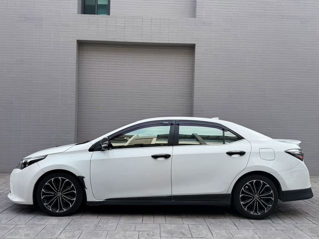 TOYOTA豐田 ALTIS  第2張相片