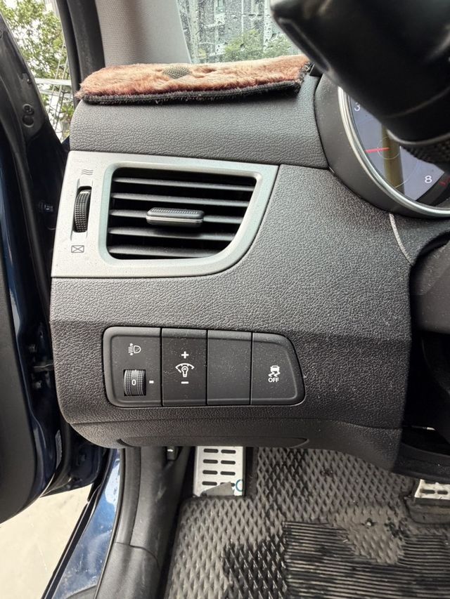 HYUNDAI現代 ELANTRA  第7張相片