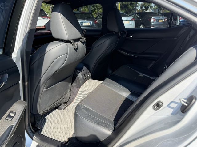 LEXUS凌志 IS 300H  第6張相片