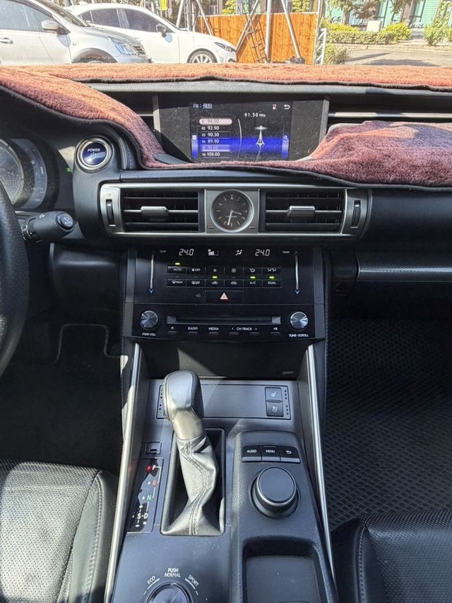 LEXUS凌志 IS 300H  第7張相片