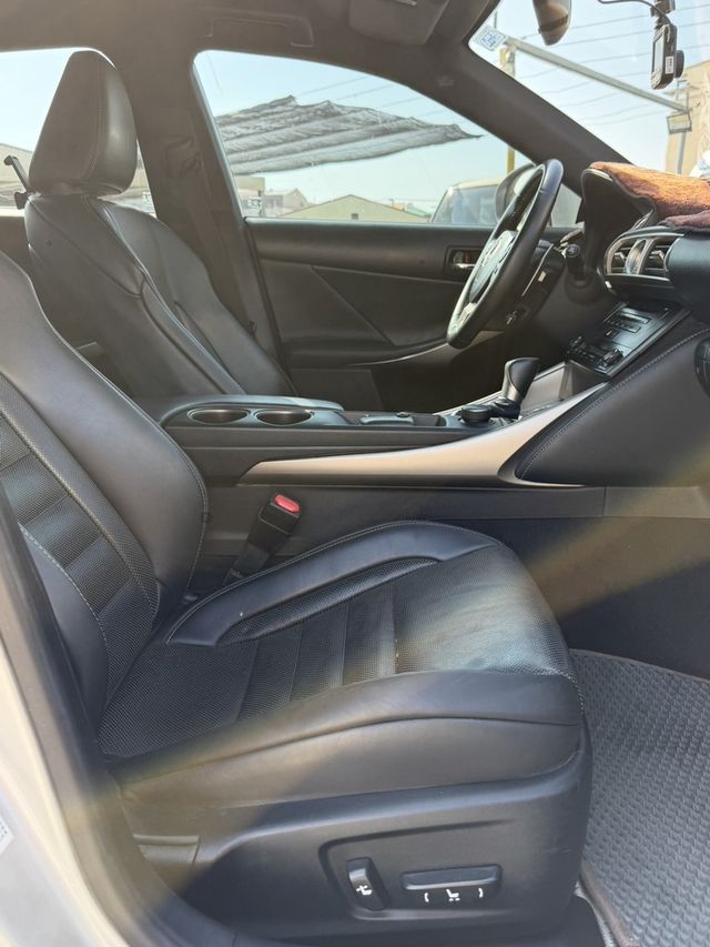 LEXUS凌志 IS 300H  第10張相片