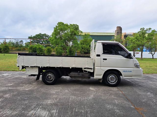 ★模範店嚴選★雙折式油壓尾門+防撞橡膠墊~無菸一手車~只跑88109公里~里程保證~可全貸  第5張相片