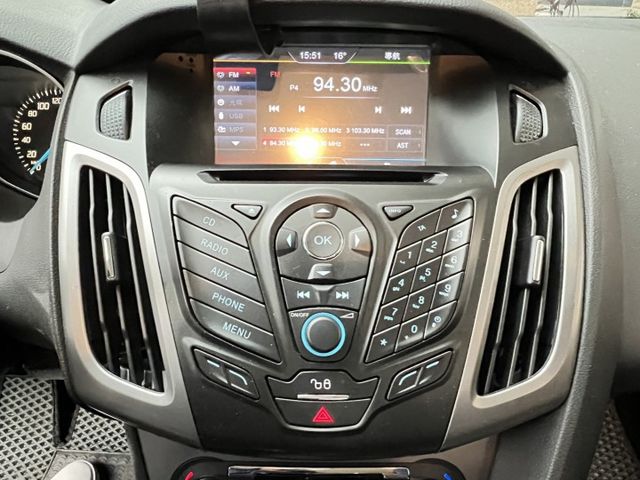 2013年FORD 1.6 FOCUS 僅跑9萬公里/藍芽/自動雨刷/電折後視鏡/恆溫系統  第13張相片