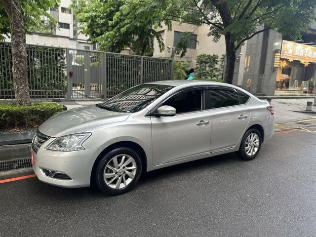 2015年NISSAN SENTRA 1.8 里程數超低 車庫車 定速/方向盤快撥鍵 I-KEY/恆溫/影音系統  第3張相片