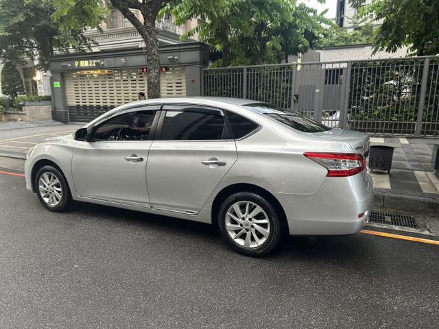2015年NISSAN SENTRA 1.8 里程數超低 車庫車 定速/方向盤快撥鍵 I-KEY/恆溫/影音系統  第4張相片