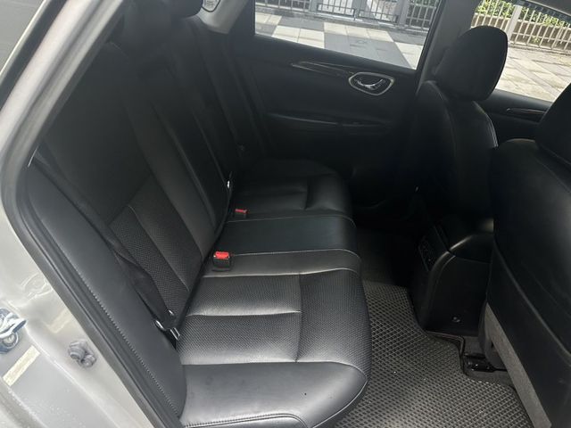 2015年NISSAN SENTRA 1.8 里程數超低 車庫車 定速/方向盤快撥鍵 I-KEY/恆溫/影音系統  第9張相片