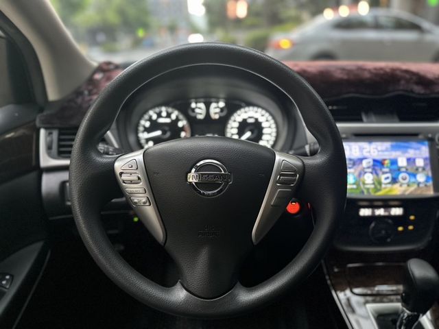 2015年NISSAN SENTRA 1.8 里程數超低 車庫車 定速/方向盤快撥鍵 I-KEY/恆溫/影音系統  第10張相片