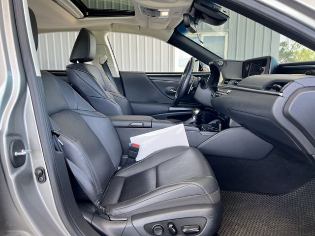 2020年 LEXUS ES200 2.0  只跑 5.7萬公里 第三方認證 無事故無泡水  第8張相片