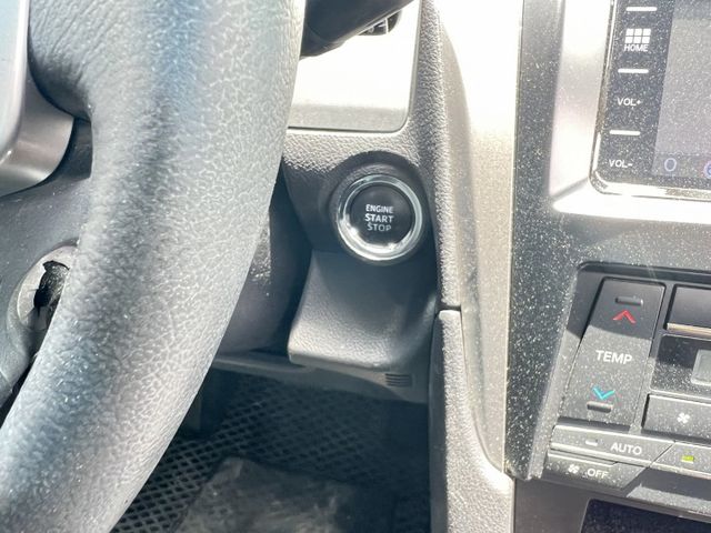 2018年 TOYOTA 2.0 CAMRY 僅跑12萬公里 / I-KEY / 恆溫 / 導航 / 定速 / 原版件  第14張相片