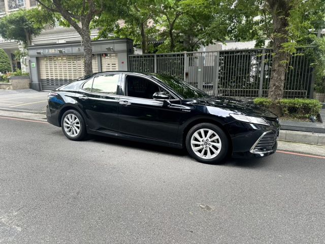 2021年TOYOTA 2.5 CAMRY HV 僅跑4.6萬公里 電池原廠8年16萬公里保固 全額貸 車庫車  第1張相片
