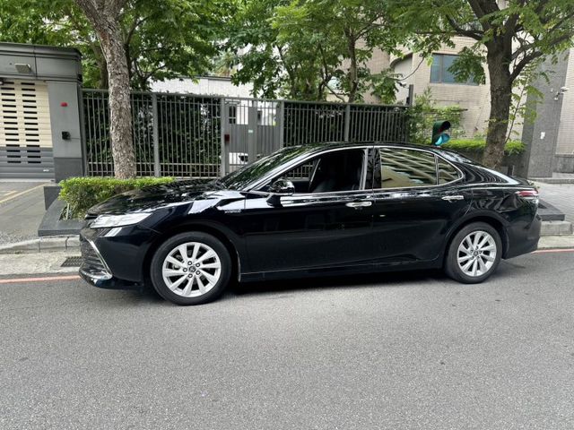 2021年TOYOTA 2.5 CAMRY HV 僅跑4.6萬公里 電池原廠8年16萬公里保固 全額貸 車庫車  第2張相片