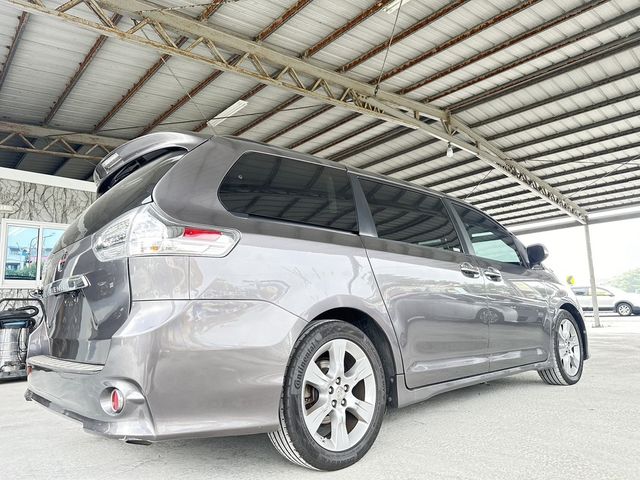 TOYOTA豐田 SIENNA  第2張相片