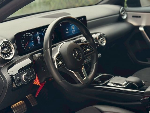 A250 AMG 4Matic 液晶儀表/氣氛燈/手寫觸控板/Ikey/Carplay/空力套件/大改款質感內裝/大天窗  第7張相片