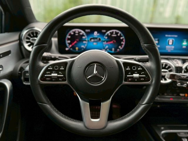 A250 AMG 4Matic 液晶儀表/氣氛燈/手寫觸控板/Ikey/Carplay/空力套件/大改款質感內裝/大天窗  第8張相片