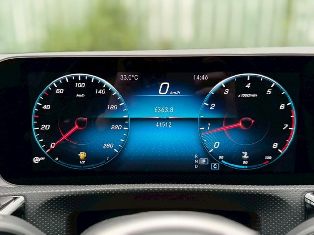 A250 AMG 4Matic 液晶儀表/氣氛燈/手寫觸控板/Ikey/Carplay/空力套件/大改款質感內裝/大天窗  第9張相片