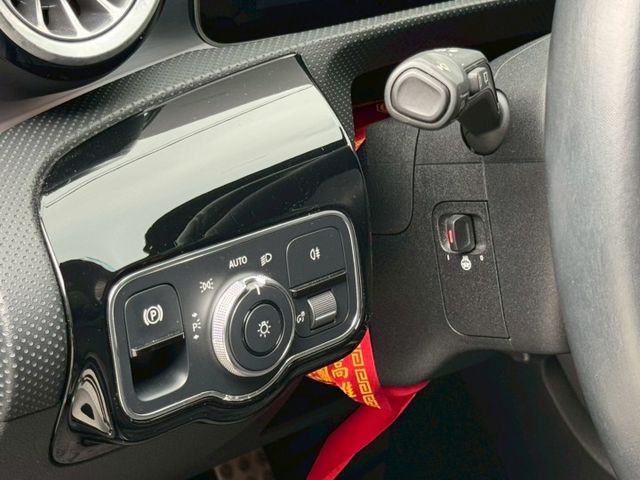A250 AMG 4Matic 液晶儀表/氣氛燈/手寫觸控板/Ikey/Carplay/空力套件/大改款質感內裝/大天窗  第13張相片