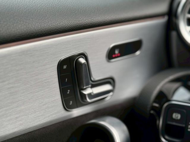 A250 AMG 4Matic 液晶儀表/氣氛燈/手寫觸控板/Ikey/Carplay/空力套件/大改款質感內裝/大天窗  第14張相片