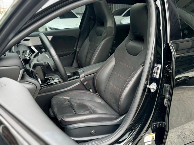 A250 AMG 4Matic 液晶儀表/氣氛燈/手寫觸控板/Ikey/Carplay/空力套件/大改款質感內裝/大天窗  第16張相片