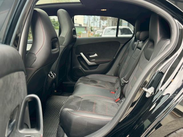 A250 AMG 4Matic 液晶儀表/氣氛燈/手寫觸控板/Ikey/Carplay/空力套件/大改款質感內裝/大天窗  第17張相片