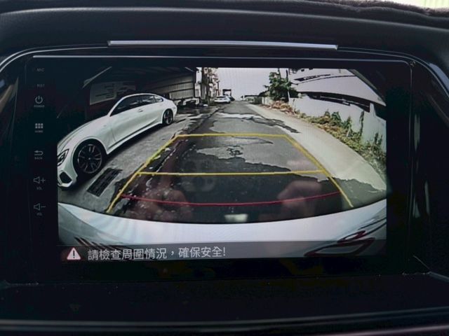 汽油頂級  雙區恆溫/定速/升級安卓機/藍牙/電動椅/後做出風口/倒車顯影  第11張相片