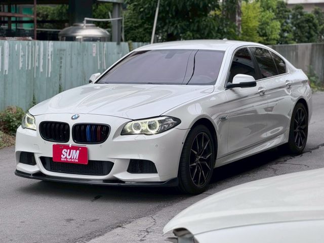 520D 引擎水路已整理!! 升級黑頂棚/摸門解鎖/定速/升級專屬安卓機/改裝音響/電動椅/倒車顯影/電子手煞  第1張相片