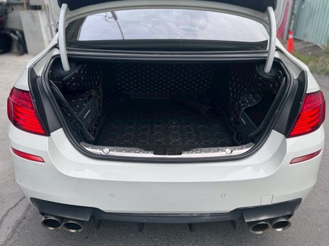 520D 引擎水路已整理!! 升級黑頂棚/摸門解鎖/定速/升級專屬安卓機/改裝音響/電動椅/倒車顯影/電子手煞  第19張相片