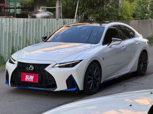 300H F Sport 跟車系統/貫穿式尾燈/空力套件/Ikey/雙前電動椅/液晶儀表/黑頂棚內裝/觸控手寫版  第1張相片