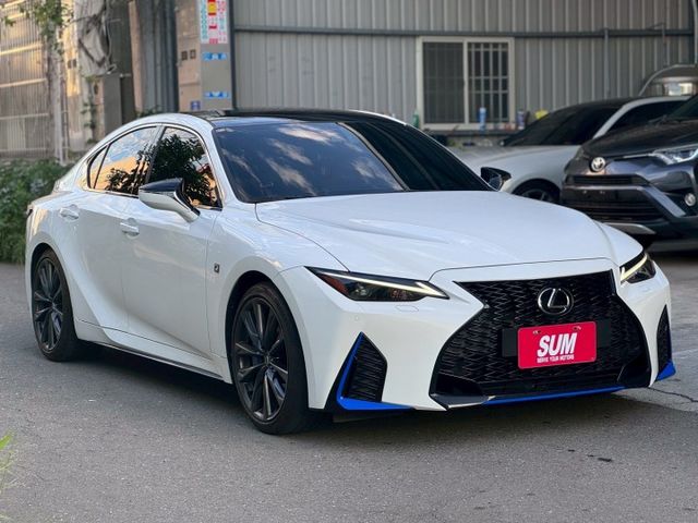 300H F Sport 跟車系統/貫穿式尾燈/空力套件/Ikey/雙前電動椅/液晶儀表/黑頂棚內裝/觸控手寫版  第2張相片