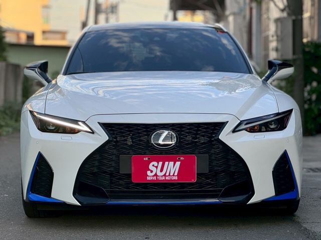 300H F Sport 跟車系統/貫穿式尾燈/空力套件/Ikey/雙前電動椅/液晶儀表/黑頂棚內裝/觸控手寫版  第3張相片