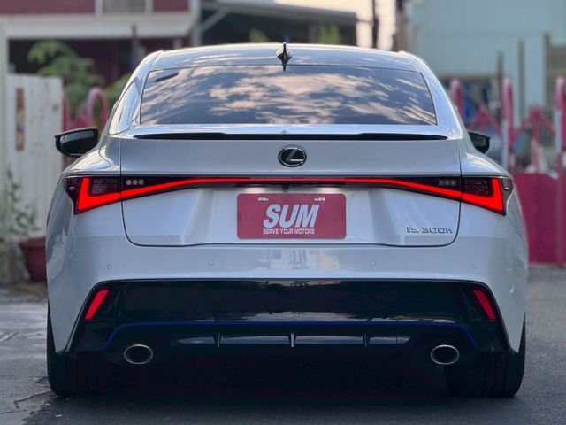 300H F Sport 跟車系統/貫穿式尾燈/空力套件/Ikey/雙前電動椅/液晶儀表/黑頂棚內裝/觸控手寫版  第4張相片