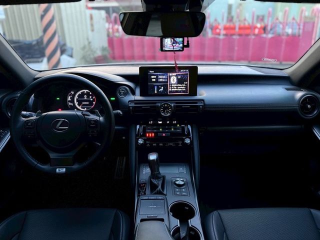 300H F Sport 跟車系統/貫穿式尾燈/空力套件/Ikey/雙前電動椅/液晶儀表/黑頂棚內裝/觸控手寫版  第10張相片