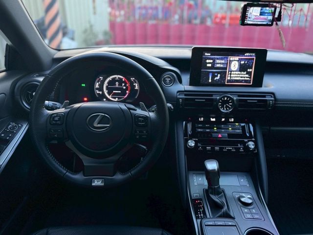 300H F Sport 跟車系統/貫穿式尾燈/空力套件/Ikey/雙前電動椅/液晶儀表/黑頂棚內裝/觸控手寫版  第11張相片