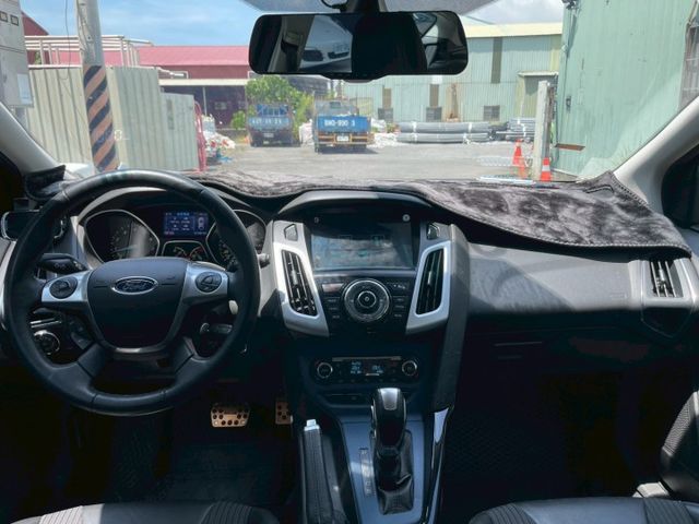 2.0汽油運動版 雙區恆溫/升級大螢幕/Carplay/藍牙/倒車顯影/天窗/方向盤快控  第8張相片