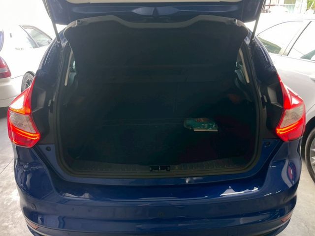 2.0汽油運動版 雙區恆溫/升級大螢幕/Carplay/藍牙/倒車顯影/天窗/方向盤快控  第15張相片